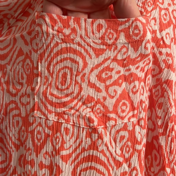 Cathy woman  3 X coral and white flowy button down shirt - Picture 3 of 9